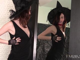 Sexy čarodějnice Victoria Voss na vás vrhne sexuální kouzlo