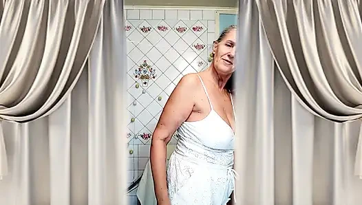 Heiße hausfrau lukerya. Eine reife ukrainische frau zeigt ihre figur und posiert zu hause für die kamera.