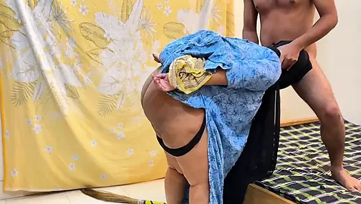 Rol oyunu: üvey anne ve üvey oğlu baba evde yokken rol oyunu sekse başlıyor - sahte bağlı eller ve sert sikiş