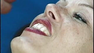 Une poupée rousse coquine goûte du sperme frais après s’être fait baiser brutalement dans la nature