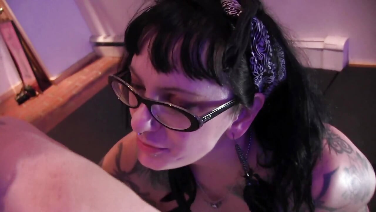 Linda nena es castigada antes de recibir un cinturón dentro de ella