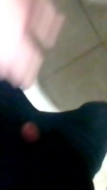 Momento poderoso de "Rubia caliente dale una paja con el pie descuidado y los dedos a sí misma verdadera hermanastra"