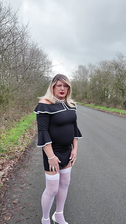 Sexy Crossdresser kellycd2022 enjoying a Sunday afternoon drive out
