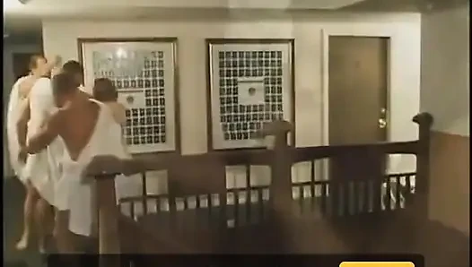 Студентка первого курса Mazzie Paige нужно пройти некоторые жесткие вызовы Iduring кампусной вечеринки