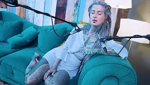 G - grattitude- asmr podcast sfw konuşuyor gotik sıska kız dreadlocks dövmeli model dövmeli kız