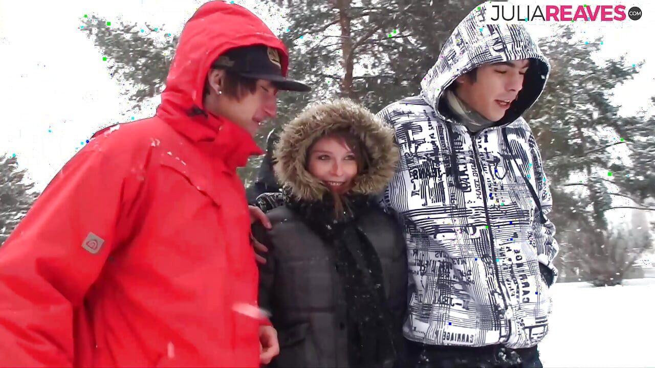 فتاة ترتد كسها على زب ضخم على الأريكة بينما يشاهد العاشق