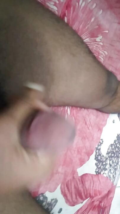 德西瘦男人獨自一人 雅克和手裡的精液...觀看到最後，讓您滿意