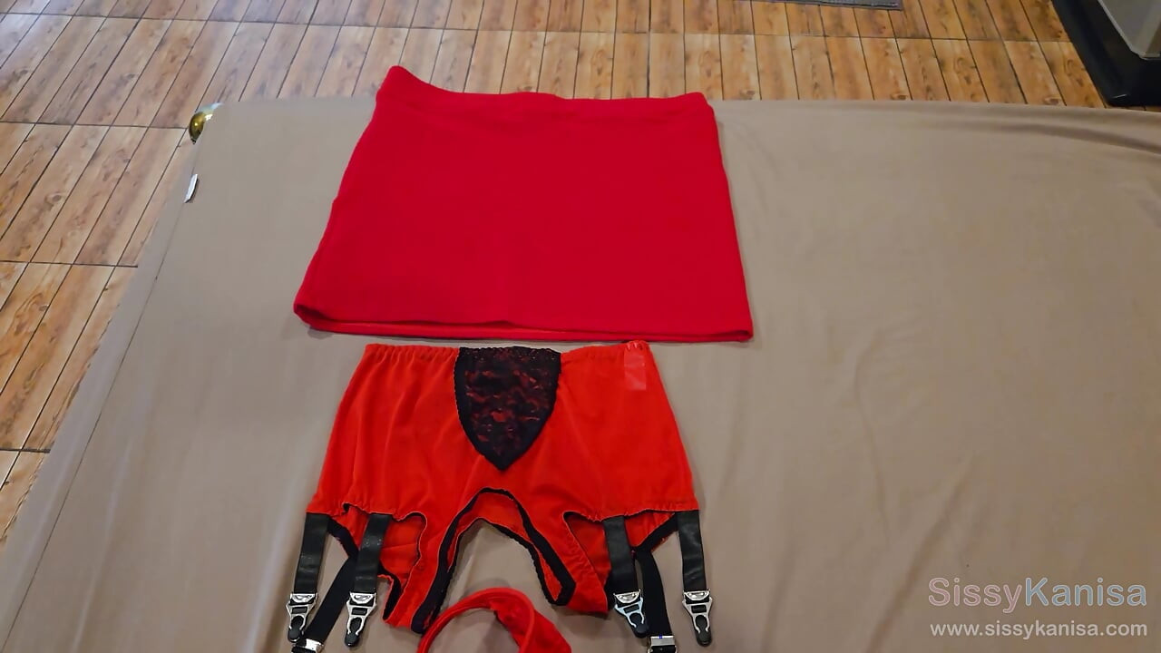 Sissy Kanisa en un vintage campiña resort parte 1: vestirse con medias rojas y cinturón de liguero