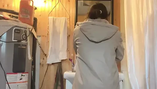 hana kocht essen in der küche, dann kann muschi kaum erwarten, zu pissen
