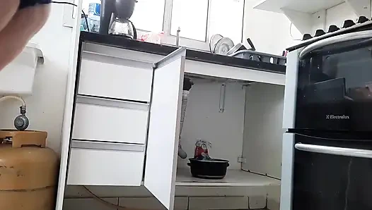 General, duyusal bir dans yaptıktan sonra çocuğu şehvetli bıraktı