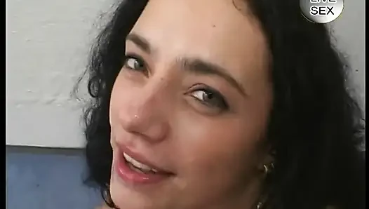 Pirsingli sürtük bir grup azgın adam tarafından sikilmeyi seviyor