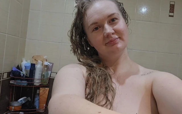 丰满的胖美女在浴室里变得饥渴并自慰