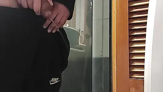 Sert bir yarakla işiyor