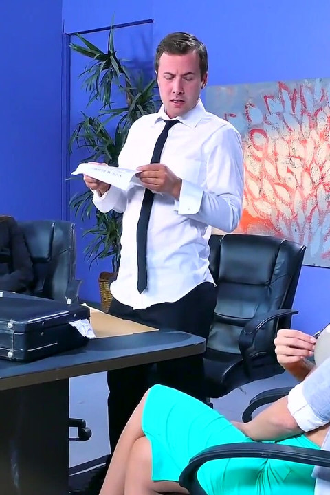 Juelz ventura si cewek hot rambut cokelat lagi asik ntes memeknya yang gugup dan toketnya dientot habis-habisan di kantor