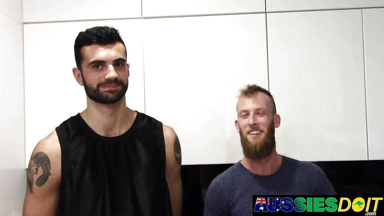 Barbudo Tyla puxa seu pau rápido enquanto Eli martela sua bunda australiana