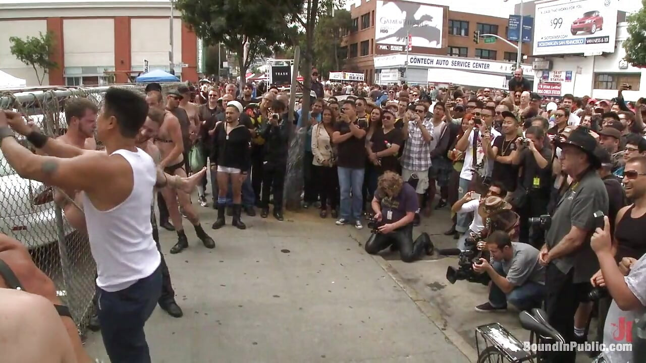 Curvă flămândă de pulă Vite proddate și futute la Târgul de pe strada Dore Alley
