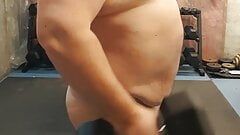 Curls de bíceps - gordita con pene pequeño trabajando desnudo