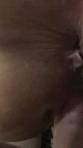 Tetka, zgodna milfa jebana u doggystyle i dobija creampie u vagini. | Klip 1