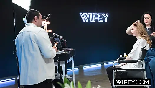 Evli minyon kızıl saçlı ateşli evli kadın Sage Rose başka bir adamla sikişiyor ve mükemmel amını genişletiyor