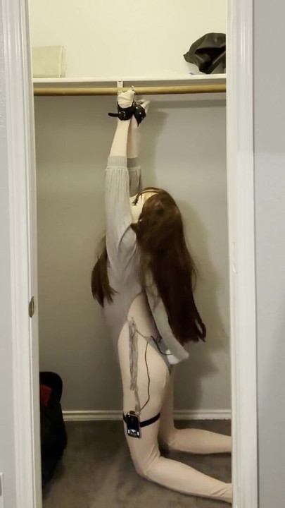 Zadivljujući trenutak iz "Kigurumi Cuffed and Electrostim"