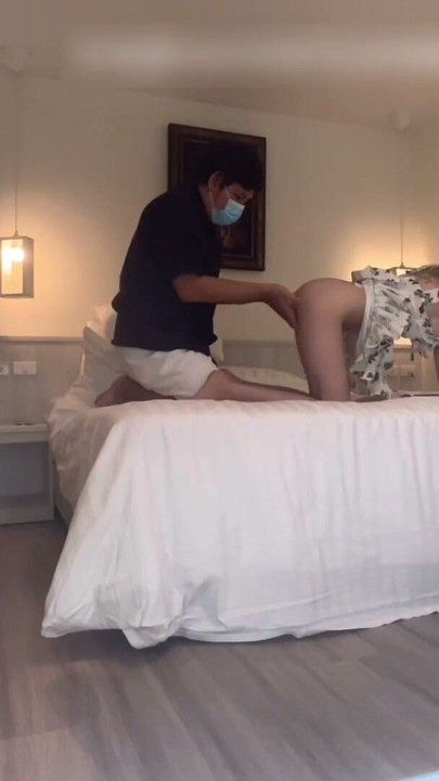 Empleado de masaje tailandés cogiéndose a un cliente | Clip 1