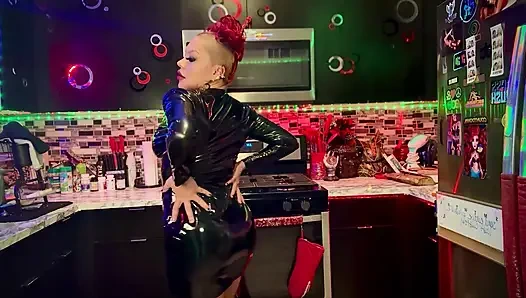 Bayan Red X mutfakta ıslanıyor