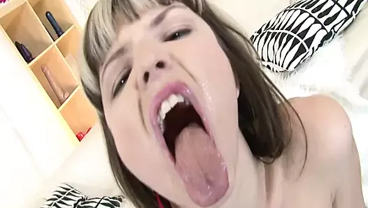 Nena adolescente en trío anal hardcore con corrida facial