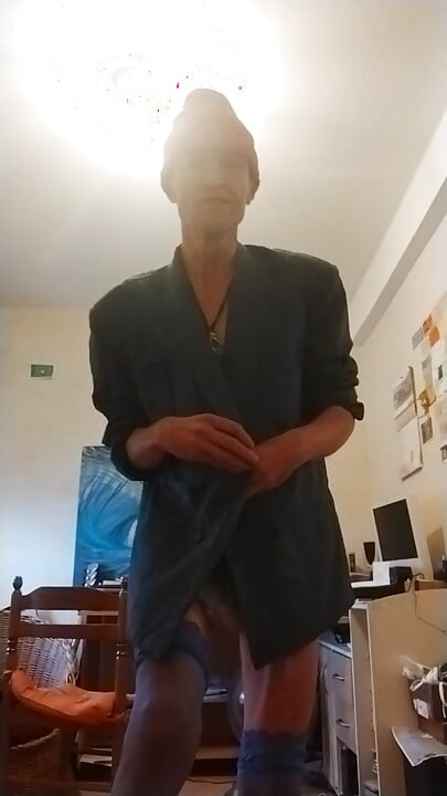 Çok kısa ve çıplak küçük mavi elbise içinde, seksi küçük sürtük!!