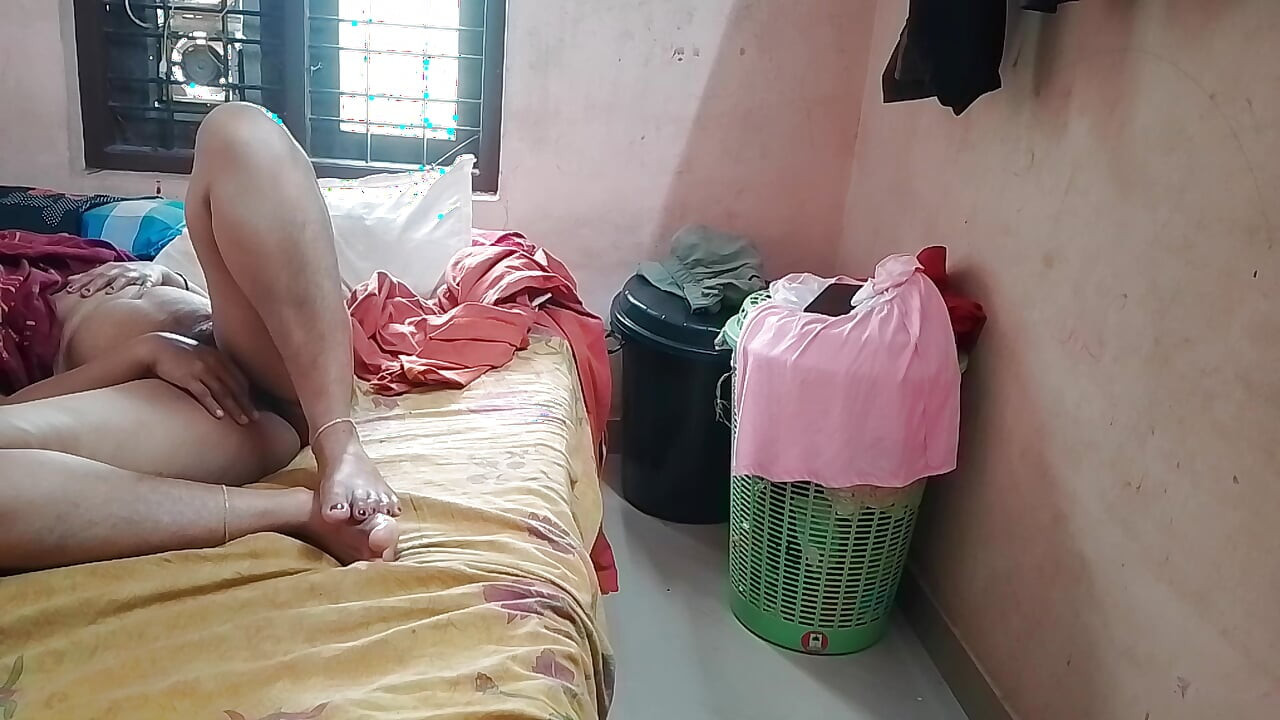 Bà nội trợ Ấn Độ liếm dương vật của chồng trong miệng