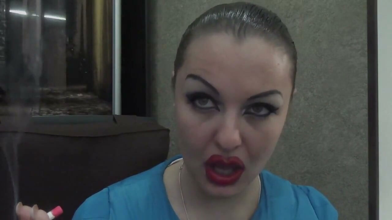Maquillaje sexy de enormes labios rojos fumando