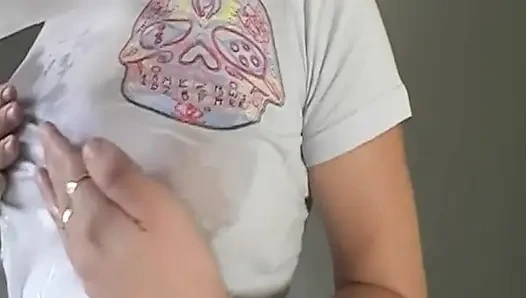 Cewek sange rambut cokelat lagi asik fingering memeknya yang menetes dan telan sperma pria ini