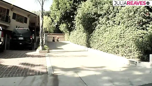 Di villa mahal dia bisa disetubuhi anal dan memek pada saat yang sama