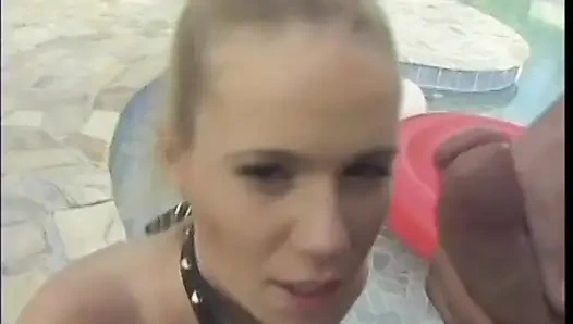 Молодая блондинка-шлюшка с маленькими сиськами Yasmine Gold была пробурена ее доминирующим бойфрендом возле бассейна