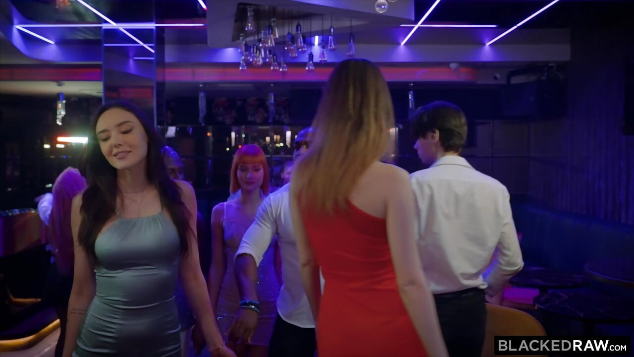 Blackedraw yaramaz en iyi arkadaşlar Dolly Dyson ve Catherine Knight gece geç saatlerde büyük zenci yarağı ile dörtlü sekste sert sikiliyor