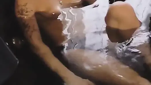 Santai di jacuzzi, mereka lagi pijat toketku