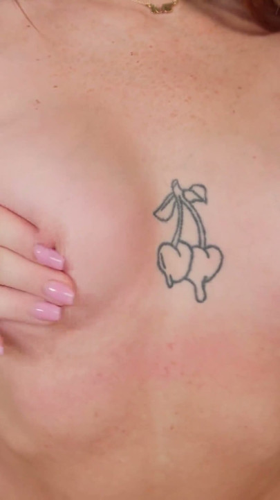 La pelirroja caliente en primer plano de instrucciones de paja de Katerina Deville guía tu mano hasta el placer