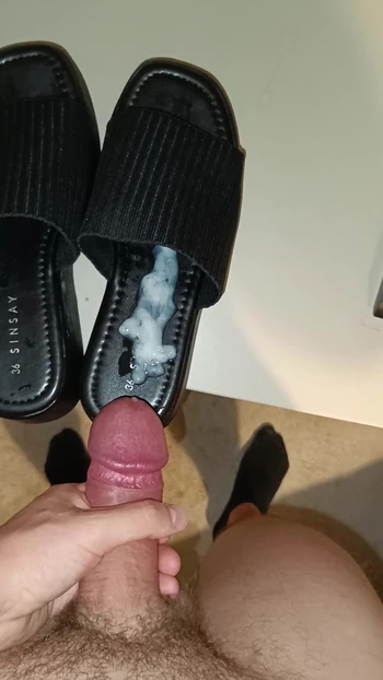 Huge load on milf's shoes