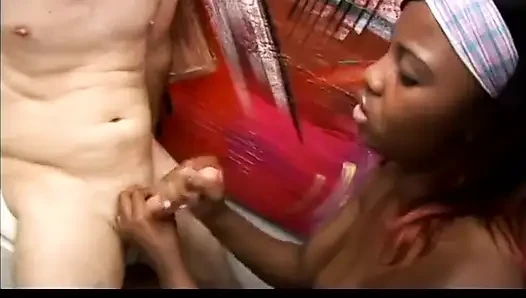 Cewek kulit hitam seksi ngocok kontol pria tua kulit putih sambil bugil