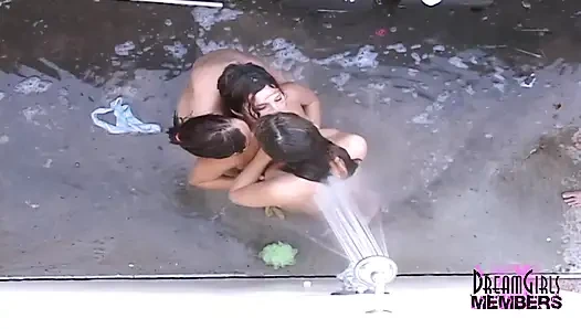 Spring breakers machen nackt in der dusche im freien aus