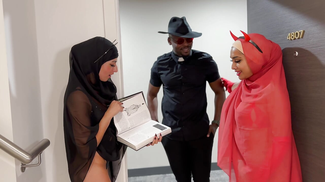 Sacerdote Castiga Con Su Gran Polla a Dos Chicas Culonas Muy Traviesas- Yasmina Khan- Aaliyah Yasin