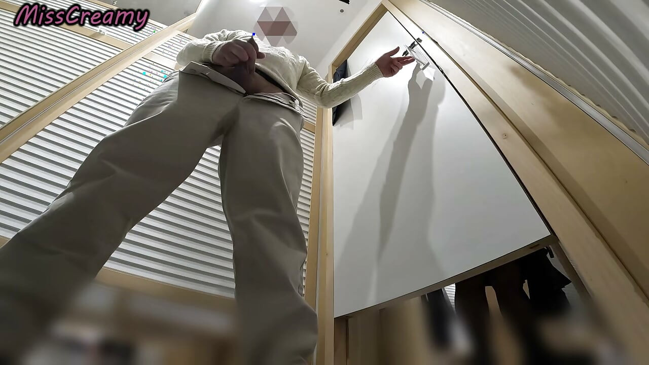 Une prof de français dévergondante m’aide à éjaculer dans un magasin de voyeur à Milan - MissCreamy