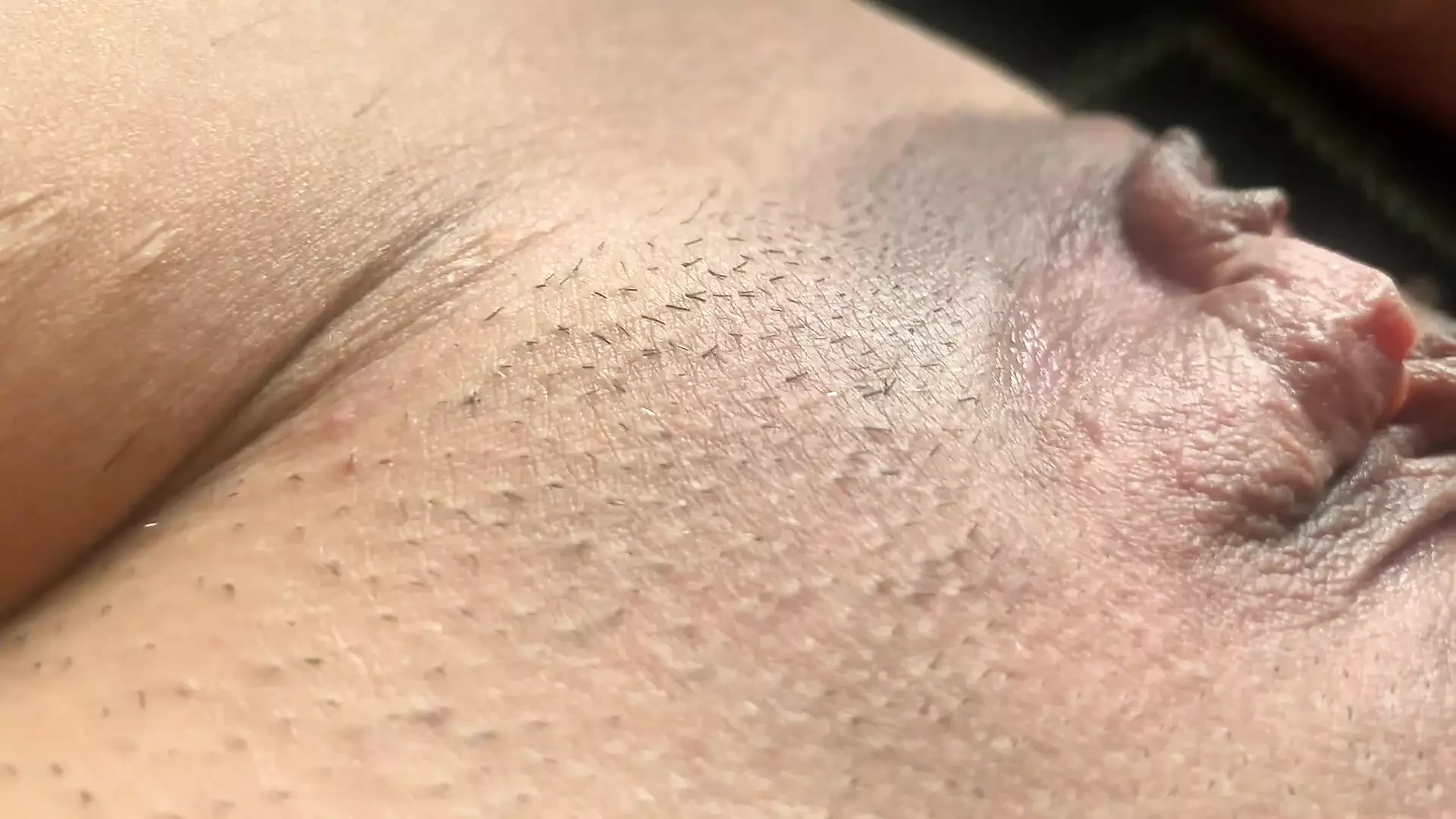 Cewek sange ini lagi asik masturbasi sampai muncrat - close up