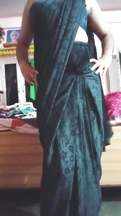 Indijski gay crossdresser Gaurisissy izgleda seksi u crnom sariju