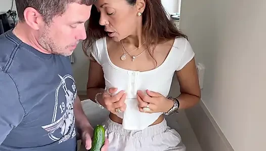 Angelina orgasme berkali-kali saat lagi dientot timun ukuran raksasa.