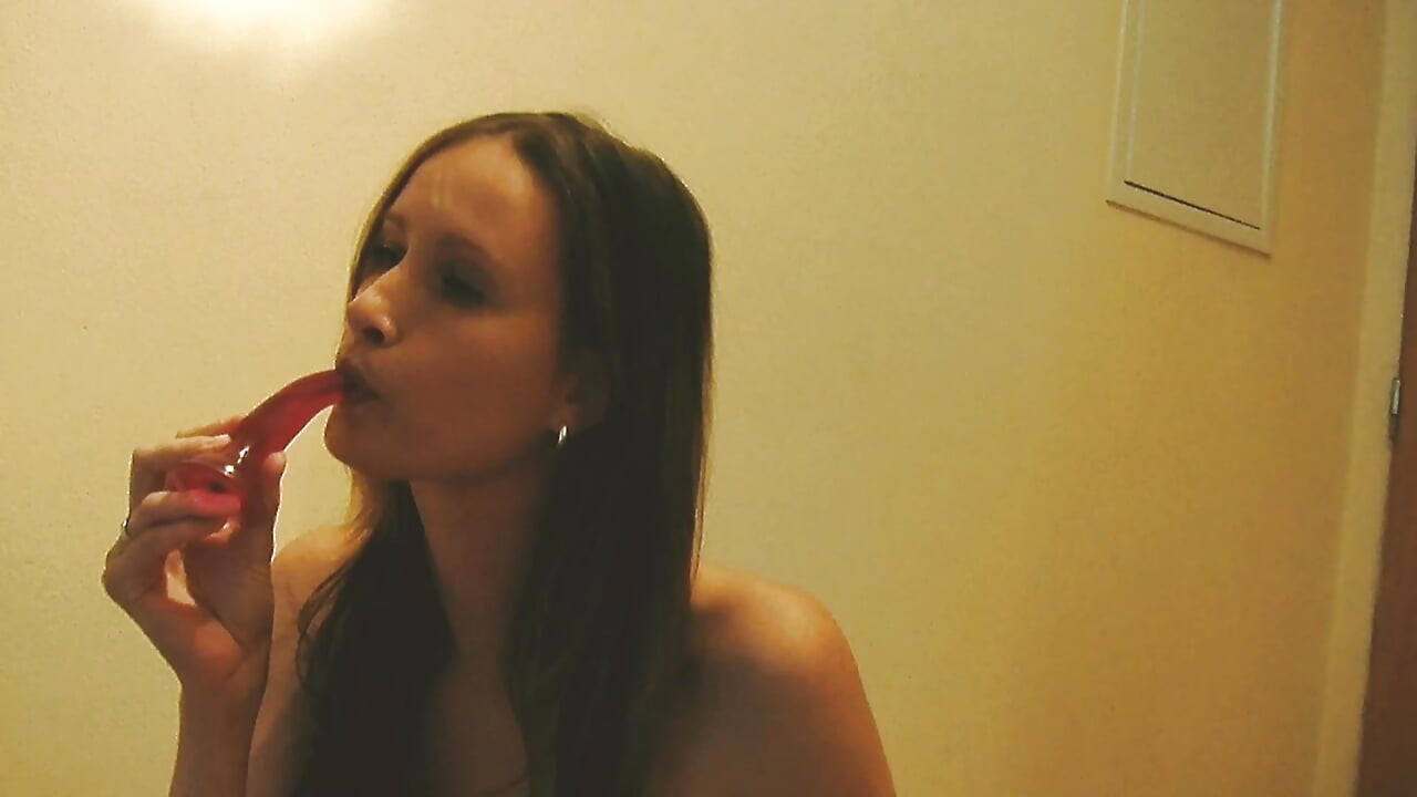 Sexy amadora 2_slim morena com peitos pequenos fodendo com seu vibrador no chão