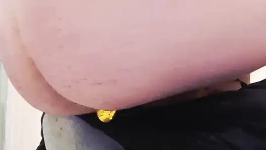 Ehemann spielt mit seinen engen jungfräulichen löchern mit anal und spielzeug