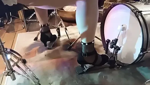 Coquette kıyafetli davullar
