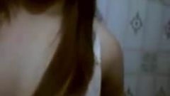 Kritika mostrando seus peitos fofos