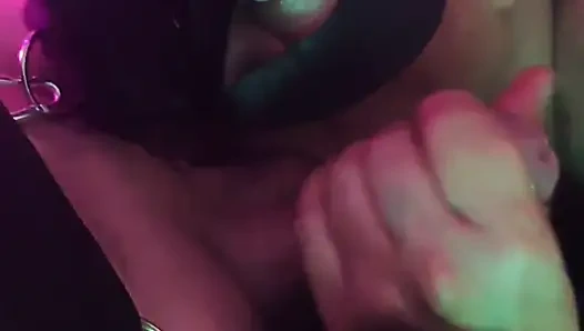 Cewek dominan ini lagi asik ngocok dan nyepong kontol, dia crot di toket majikannya! Tembakan air mani di payudara besar!