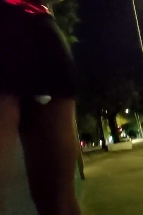 娘娘腔变装者在外面走动, 她的屁股里有一个振动器, 还有一个微型贞操笼